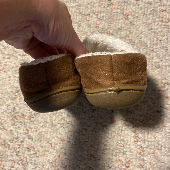 Toddler slippers size 8c - Picture 4 of 6
